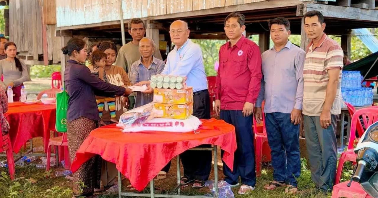 សាខាកាកបាទក្រហមកម្ពុជាខេត្តស្ទឹងត្រែង នាំយកអំណោយមនុស្សធម៌ជួយសម្រាលទុក្ខគ្រួសារសពរងគ្រោះដោយសាររន្ទះបាញ់ នៅស្រុកសៀមប៉ាង