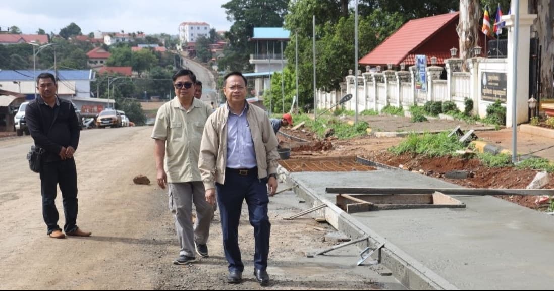 អភិបាលខេត្តមណ្ឌលគិរី អញ្ជើញចុះត្រួតពិនិត្យការសាងសង់ហេដ្ឋារចនាសម្ព័ន្ធនានា នៅក្រុងសែនមនោរម្យ