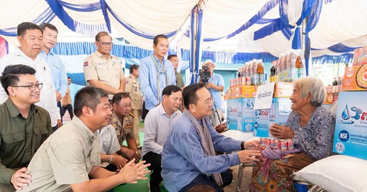 ប្រជាពលរដ្ឋរងគ្រោះ ដោយទឹកជំនន់ ចំនួន៣៥០ គ្រួសារ នៅឃុំចំនួន៣ នៃស្រុកបាណន់ បានទទួលអំណោយពីរដ្ឋបាលខេត្តបាត់ដំបង