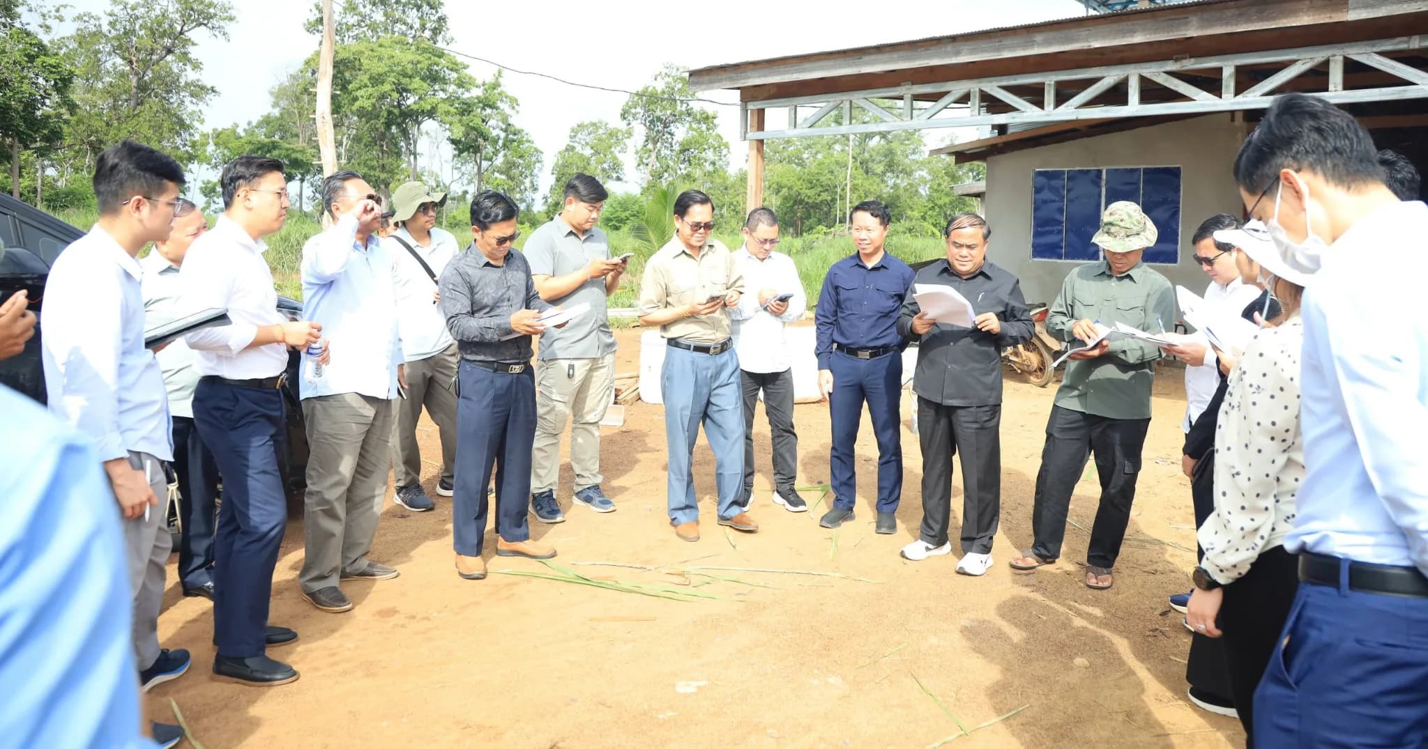 ក្រុមការងារអន្តរក្រសួង និងរដ្ឋបាលខេត្តស្ទឹងត្រែង ចុះពិនិត្យនិងជំរុញគម្រោងវិនិយោគធំៗពីរ ក្រោម «កម្មវិធីពិសេសជំរុញការវិនិយោគខេត្តភូមិភាគឦសាន»