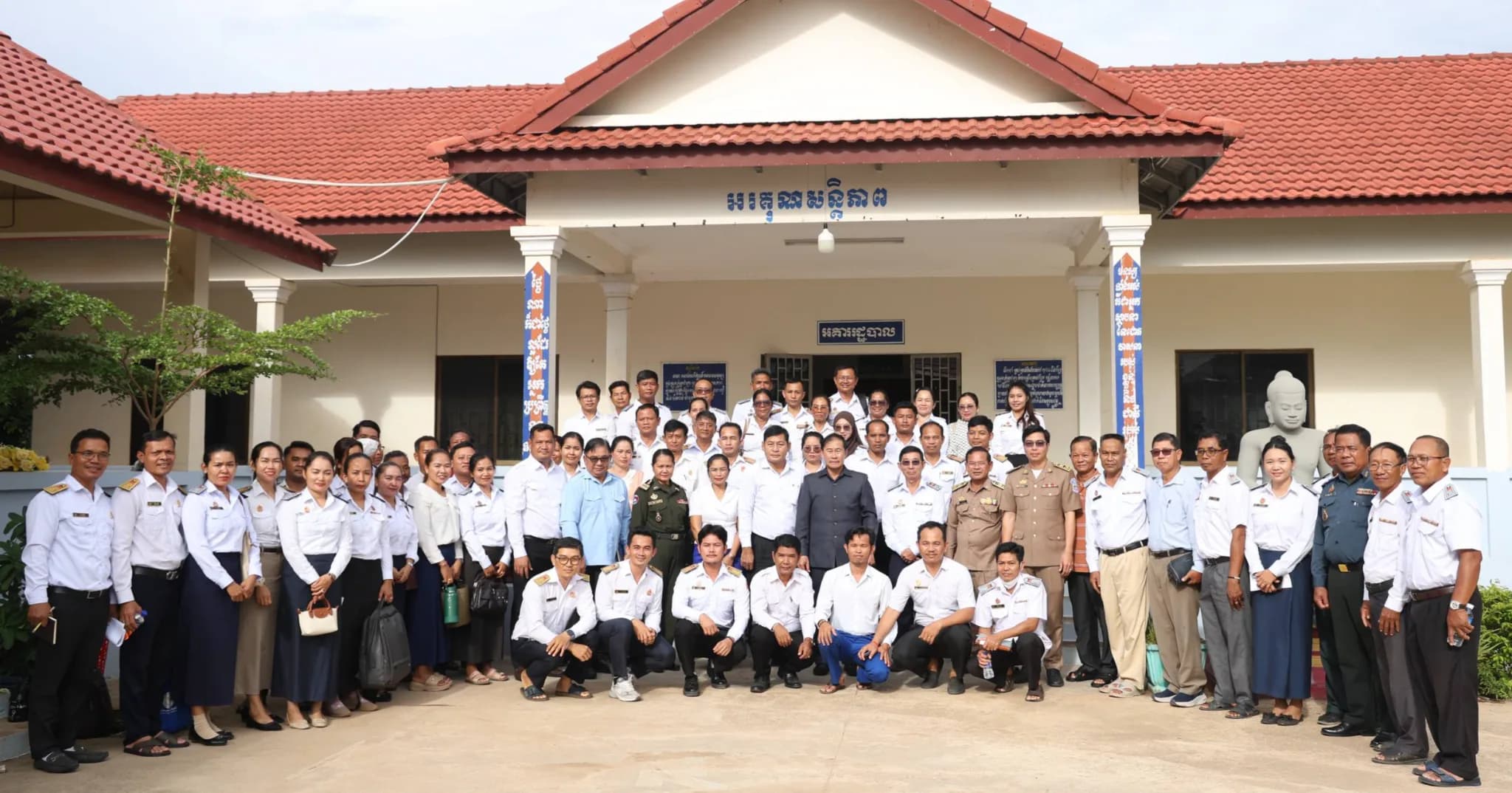 ឯកឧត្តម ខូយ រីដា អភិបាលនៃគណៈអភិបាលខេត្តពោធិ៍សាត់ បានអញ្ជើញជួបសំណេះសំណាលជាមួយលោកគ្រូ អ្នកគ្រូ និងគណៈគ្រប់គ្រងសាលា ប្រមាណ៧០នាក់ នៅការិយាល័យអប់រំ យុវជន និងកីឡា ស្រុកភ្នំក្រវាញ