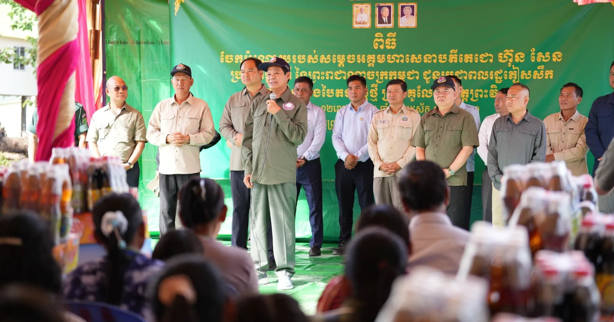 ឯកឧត្តម នាយឧត្តមសេនីយ៍កិត្តិសង្គហបណ្ឌិត គន់ គីម ទេសរដ្ឋមន្ត្រី បាននាំយកអំណោយរបស់សម្តេចអគ្គមហាសេនាបតីតេជោ ហ៊ុន សែន ប្រមុខរដ្ឋស្តីទី នៃព្រះរាជាណាចក្រកម្ពុជា មកចែកជូនប្រជាពលរដ្ឋភៀសសឹក ក្នុងខេត្តព្រះវិហារ។