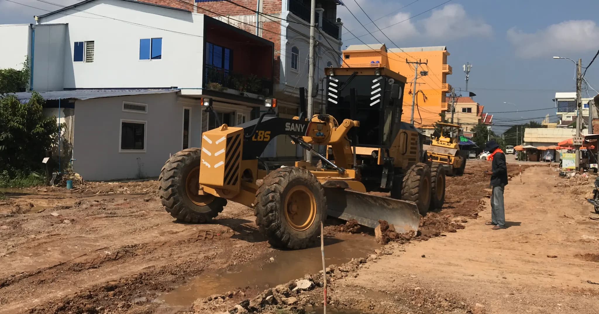 ក្រុមការងារបច្ចេកទេស កំពុងរៀបចំស្ថាបនា ផ្លូវលេខ១២១ ជាផ្លូវបេតុង ស្ថិតក្នុងសង្កាត់ទួលតាឯក ក្រុងបាត់ដំបង ដើម្បីបម្រើជាផលប្រយោជន៍សាធារណៈ