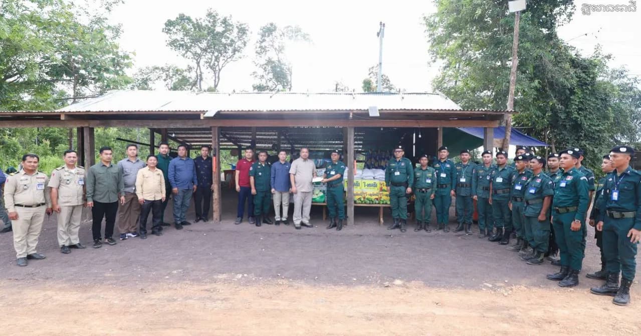 ឯកឧត្តម សរ សុពុត្រា ចុះសួរសុខទុក្ខកម្លាំងចម្រុះដែលកំពុងឈរជើងការពារសន្តិសុខ សុវត្ថិភាពសាធារណៈ ក្នុងឱកាសបុណ្យកាន់បិណ្ឌ និងភ្ជុំបិណ្ឌ