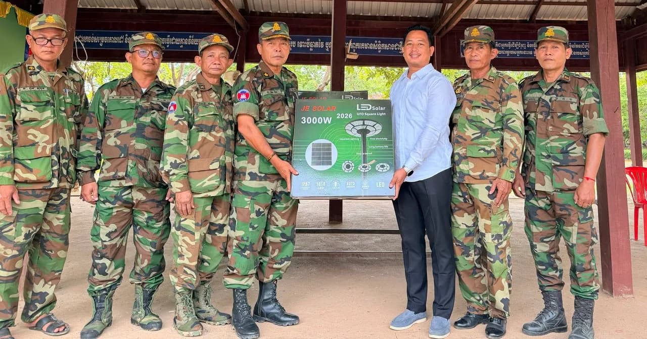លោក ហ៊ុន បូរិន នាំយកស័ង្កសី ៥០០សន្លឹក និងអំពូលសូឡា ១០គ្រឿង ដែលជាអំណោយរបស់ ឯកឧត្តម សរ សុពុត្រា ប្រគល់ជូនតំបន់ប្រតិបត្តិការសឹករងស្ទឹងត្រែង ដើម្បីឧបត្ថម្ភដល់កងទ័ពជួរមុខ