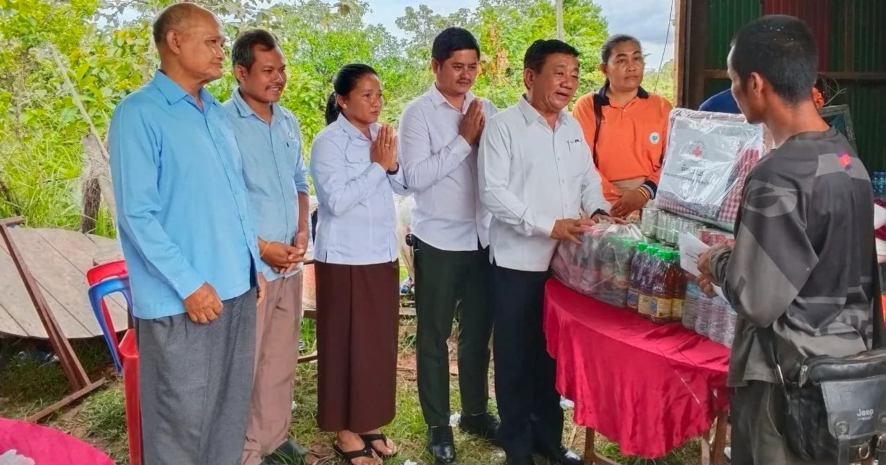 ក្រុមការងាររាជរដ្ឋាភិបាលចុះមូលដ្ឋានសង្កាត់ស្រះឫស្សី នាំយកថវិកានិងសម្ភារៈឧបត្ថម្ភដល់គ្រួសារសពមានជីវភាពខ្វះខាត