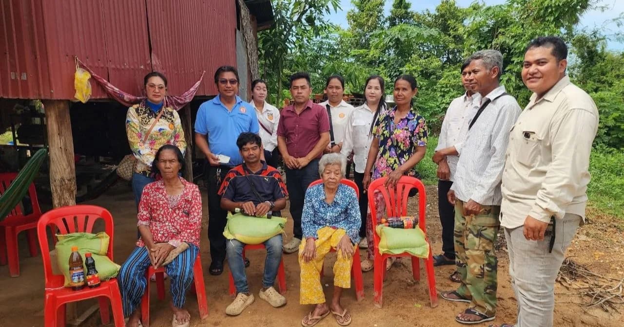 លោកអនុប្រធានមន្ទីរព័ត៌មានចុះត្រួតពិនិត្យស្ថានភាពអត្តសញ្ញាណប័ណ្ណសញ្ជាតិខ្មែររបស់ប្រជាពលរដ្ឋនៅភូមិជំរុំសៀម សង្កាត់លលកស ក្រុងពោធិ៍សាត់