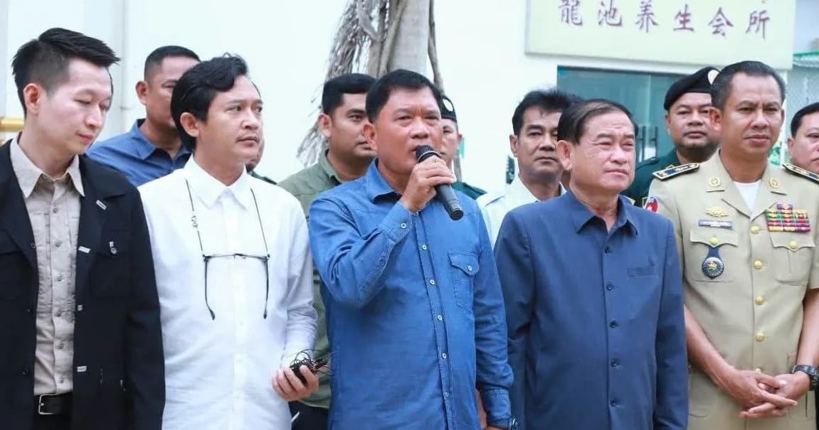 អ្នកសារព័ត៌មានជាតិ និងអន្តរជាតិ ៤២អង្គភាព ចុះពិនិត្យអតីតទីតាំងមជ្ឈមណ្ឌលឆបោកតាមប្រព័ន្ធបច្ចេកវិទ្យា (Scam online) ក្នុងភូមិសាស្ត្រខេត្តកណ្ដាល នៅចំណុចទីតាំង ក្រុមហ៊ុន ជីន ហ្ស៊ី ហួយ ប្រផឺធី មេនេចម៉ិន ឯ.ក ១-២-៣ ស្ថិតនៅភូមិព្រែកស៊ឹង សង្កាត់-ក្រុង សំពៅពូន ខេត្តកណ្តាល