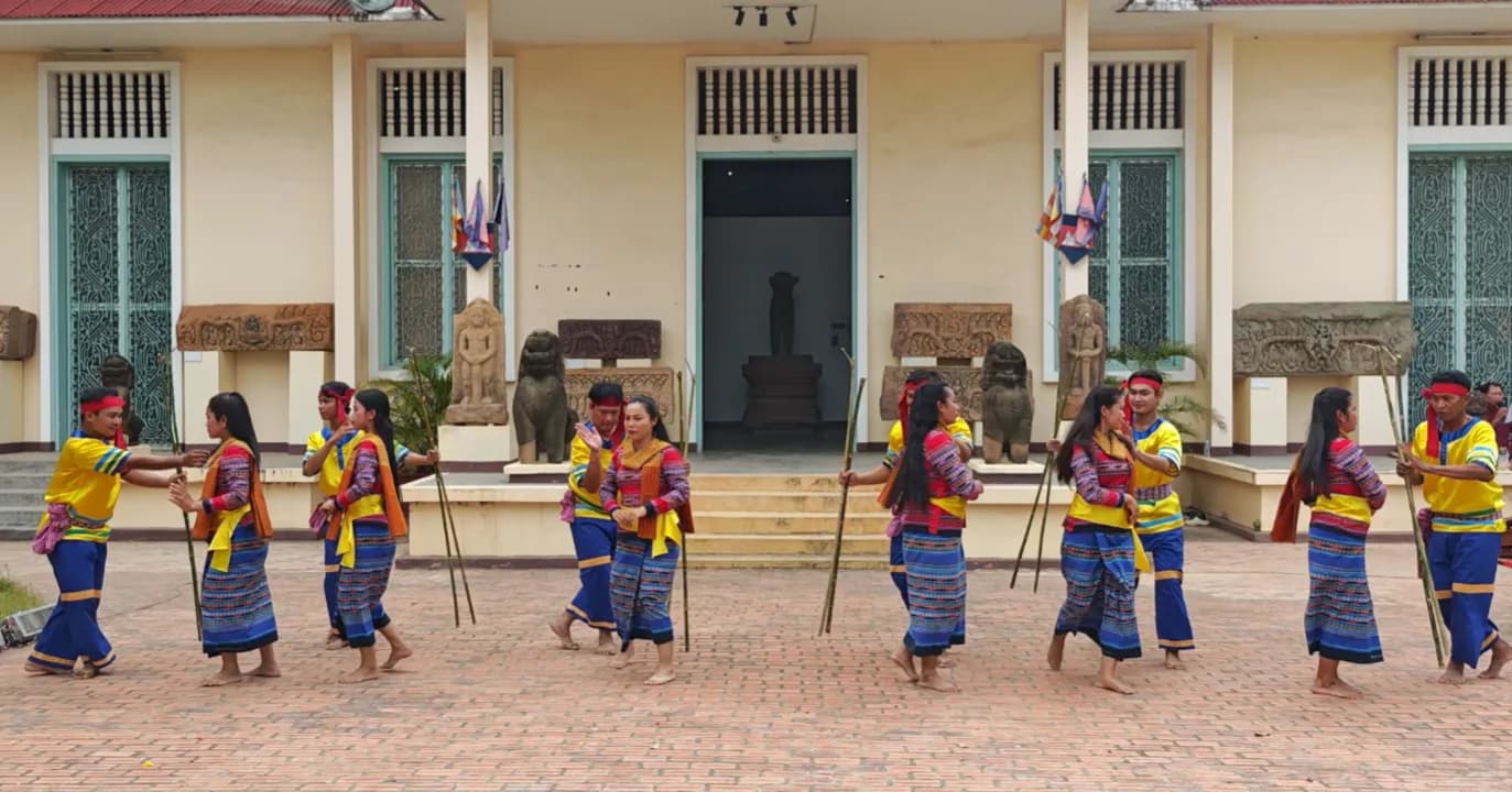 របាំបញ្ជាន់ស្រូវ គឺជារបាំប្រជាប្រិយមួយ ដែលឆ្លុះបញ្ចាំងពីទិដ្ឋភាពជីវភាពសហគមន៍កសិករ និងភាពសប្បាយរីករាយ ក្នុងរដូវប្រមូលផល