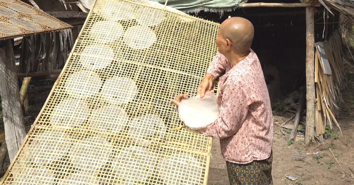 វីដេអូ៖ មុខរបរធ្វើ «សំបកណែម» ជាមុខរបរតពីដូនតា ដែលគ្រួសារអ្នកស្រី សេង ប៉ុញ នៅភូមិធ្លកកំបុក សង្កាត់បល្ល័ង្ក ក្រុងរុនតាឯកតេជោសែន នៅតែតស៊ូរក្សារបរនេះ ទោះបីជាទទួលបានចំណូលទាប និងនឿយហត់ខ្លាំង